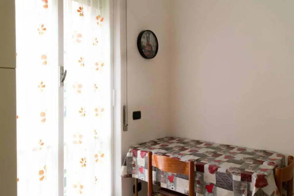 Mattias Apt - The House Of Travelers Como 0*,